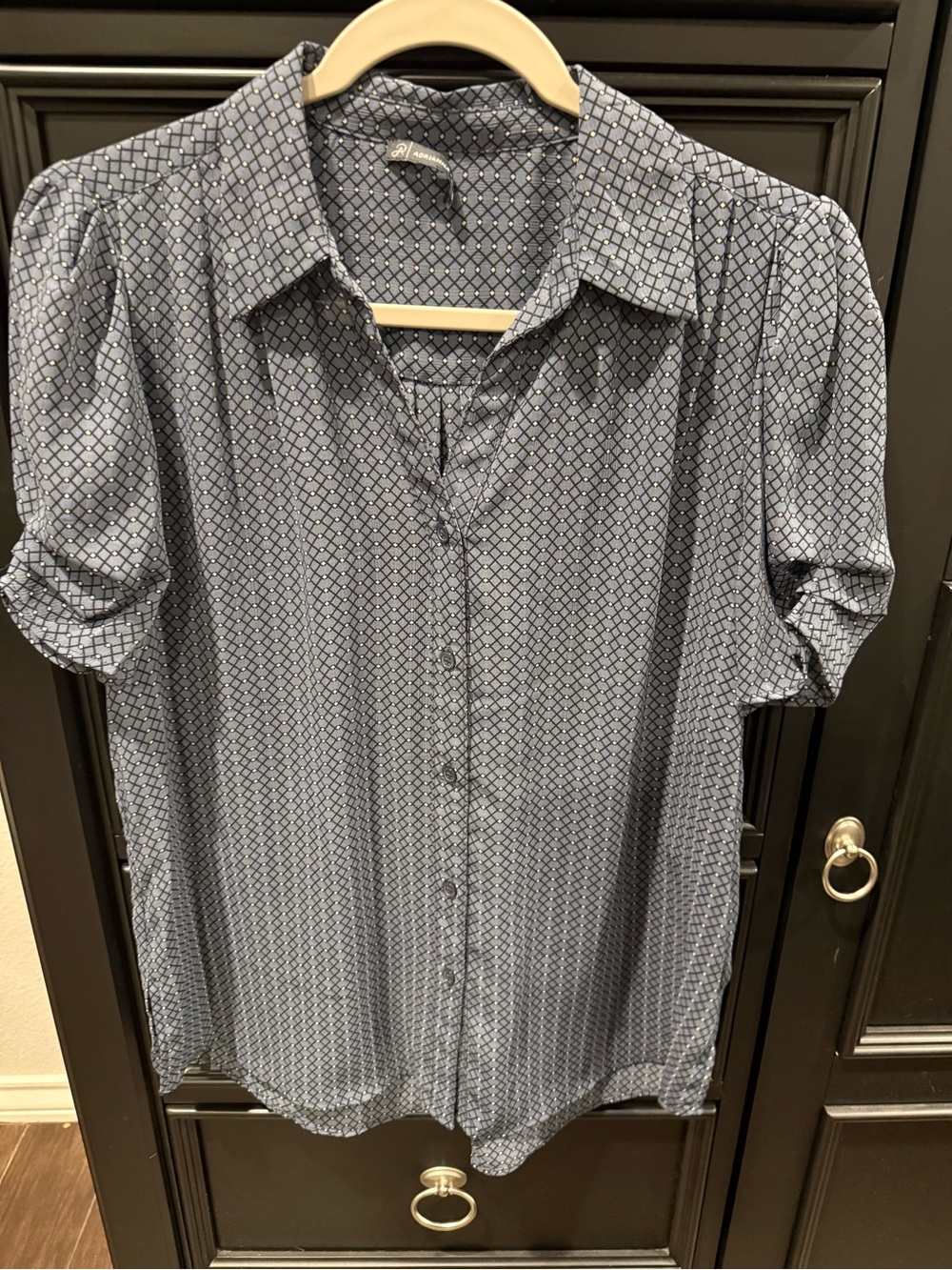 Adrianna Papell Blue Geometric Short-Sleeve Button-Down Blouse